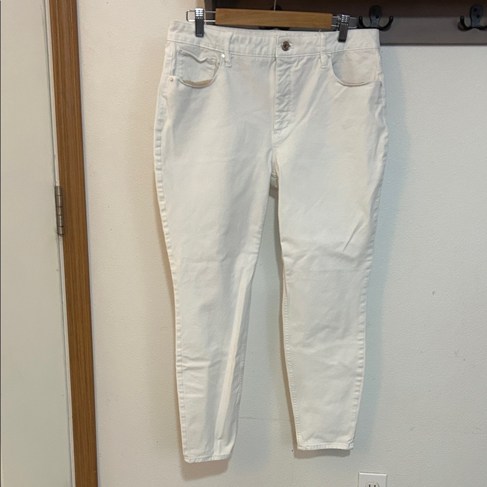 White House, black market Women's White Jeans, skinny ankle size 12s